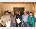 Bild: fvo
Alois Bäumler und dessen Ehefrau Maria, Inhaber der Schreiner Bäumler in Waldthurn (rechts), ehren die Mitarbeiter (von links) Thomas Feiler, Andreas Galli und Norbert Feneis.