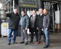 Bild: mrr
Bei der Besichtigung der Anlage erläutert Carbon-Cycle Geschäftsführer Michael Wiederer (von links) Staatssekretär Tobias Gotthardt, Raimund Schuster von Carbon Technik Schuster, Bundestags-Kandidat Hans Martin Grötsch und Landtagsangeordnetem Bernhard Heinisch die Produktionsprozesse.
