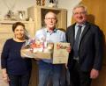 Bild: njn
Anton Hauer (Mitte) feierte vor Kurzem seinen 70. Geburtstag. Dazu gratulierte neben Ehefrau Rosi auch Bürgermeister Johannes Reger.