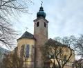Bild: lg
Die Stützpfeiler an der Ostseite des Chores erinnern an den einstigen gotischen Kirchenbau. Die unterschiedliche Färbung des Sandsteinmauerwerks beim Turm verweist auf dessen Renovierung nach dem Brand vor 250 Jahren.