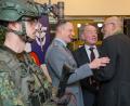 Bild: Wolfgang Steinbacher
Flankiert von einem Soldaten in neuer Ausrüstung begrüßen die Gastgeber des Neujahrsempfangs der Gemeinde Kümmersbruck und des Logistikbataillons 472, Oberstleutnant Martin Hillebrand (Zweiter von links) und Bürgermeister Roland Strehl (rechts daneben) die Gäste in der Schweppermannkaserne - hier Alois Schwanzl, Ehrenbürger der Gemeinde Kümmersbruck.