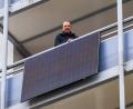 Bild: Markus Toppmann
Jan Weiss hinter seinem Balkon-Kraftwerk. Er freut sich jetzt umso mehr über jeden sonnigen Tag.