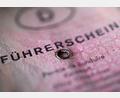 Archivbild: Marijan Murat/dpa
Nicht nur die grauen, auch die rosafarbenen Führerscheine haben ausgedient. Die Umtauschfrist für die Jahrgänge 1971 und jünger läuft jetzt aus.