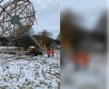 Bild: Nicole Rochelt/exb
Der neue Storchenhorst in Schönsee wird von Bauhofmitarbeitern aufgestellt: Jetzt müssen nur noch die "Mieter" kommen.