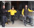 Bild: lnz
Beengt geht es zu in der bestehenden Lagerhalle der Dachdeckerei Haberkorn in Pleußen. Mehr Platz für Gerüstteile und anderes Equipment soll ein Anbau schaffen. Im Bild (von rechts) Dachdeckermeister Roland Haberkorn, dessen Tochter und Dachdeckergesellin Lina Haberkorn sowie Spenglermeister Stefan Haberkorn.