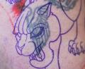 Bild: Rolf Vennenbernd/dpa
In einem Tattoo-Studio in Siegen werden Reichsadler, Hakenkreuze und andere Hass-Symbole kostenlos mit neuen Tattoos übermalt.