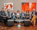 Bild: Michael Golinski, Stadt Amberg
Das Programm 2025 der Stadtgalerie Alte Feuerwache wurde von (von links) Kulturamtsleiter Reiner Volkert, Museumsleiterin Julia Riß, Oberbürgermeister Michael Cerny, Sabine Seberak (Filialleiterin der Sparda-Bank-Filiale Amberg), Michael Gruber (Vorstandsvorsitzender der Sparda-Bank Ostbayern), Kuratorin Michaela Grammer und Kulturreferent Fabian Kern vorgestellt.
