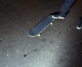 Symbolbild: Gregor Fischer
Ein Mann steht mit seinem Fuß auf einem Skateboard. Foto: Gregor Fischer/dpa/Archivbild