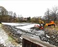 Bild: Portner
Der Marktweiher-Anlage in Oberviechtach bekommt 2025 mehr Aufenthaltsqualität. Aktuell entnehmen Bagger den Schlamm in Nähe des Ablaufes.