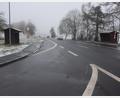Bild: fz
Bis zum Bushäuschen links geht der Gehweg von Letzau. Wer mit dem Bus Richtung Weiden will, muss die Staatsstraße queren. Die Feuerwehrjugend fordert per Antrag eine sichere Lösung.