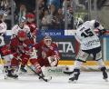Bild: Christine Vincon
Fabian Voit (rechts) trifft in dieser Szene zum zwischenzeitlichen 2:1 für die Blue Devils Weiden. Am Ende siegte der Aufsteiger mit 3:2 beim EV Landshut.