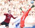Bild: Daniel Karmann/dpa
Nürnbergs Stefanos Tzimas köpft den Ball ins KSC-Tor.