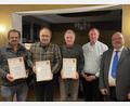 Bild: Josef Glas
Von den Geehrten konnten nur (von links) Johann Bäumler, Ludwig Gürtler und Josef Glas teilnehmen. Pfarrer Ronald Liesaus und Obmann Andreas Zinkl gratulierten.