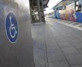 Symbolbild: Daniel Löb/dpa
Bundespolizisten trafen am Hauptbahnhof Regensburg auf einen betrunkenen Rollstuhlfahrer.