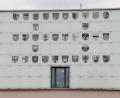Archivbild: td
An der Fassade des Schwandorfer Landratsamts sind die Wappen des Landkreises und der 33 Kommunen angebracht.