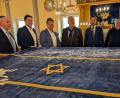Bild: Wolfgang Würth
Der Vorstand der jüdischen Gemeinde Weiden, Leonid Shaulov,(von links), zeigt den Besuchern Stephan Gollwitzer, Benjamin Zeitler, dem Antisemitismusbeauftragten des Freistaats Bayern, Ludwig Spaenle, Stephan Oetzinger und Pfarrer Alfons Forster den Gebetsraum der Gemeinde.