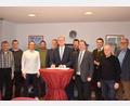 Bild: bnr
Der bayerische Finanz- und Heimatminister Albert Füracker macht sich ein Bild von der Gemeinde Trausnitz und führt mit Vertretern der Gemeinde Gespräche. Zur Erinnerung trägt er sich in das Goldene Buch der Gemeinde ein.
