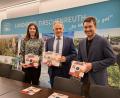 Bild: Fabian Polster/exb
Im Bild von links: Linda Wunderlich, Landrat Roland Grillmeier und Dr. Peter Deinlein präsentieren die neuen Sprachführer der Hausarztschmiede.