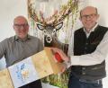 Bild: upl
Dieter Kohl (links) mit dem roten Buzzer, mit dem das Oberpfalz-Wiki symbolisch gestartet wurde. Rechts der Vorsitzende der Oberpfälzer Volksmusikfreunde, Alfred Merl.