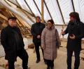 Bild: Regens Wagner / Matthias Flierl
Die Architekten Peter Brückner (links) und Torsten Will (rechts) sowie Regens-Wagner-Gesamtleiter Peter Miltenberger (Zweiter von links) erläutern der Bundestagsabgeordneten Susanne Hierl (Zweite von rechts) die aktuellen Arbeiten am historischen Dachstuhl des Klosters.