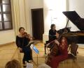 Bild: Johannes Röttges/exb
Die Künstlerinnen Yamei Yu (Violine), am Flügel Anna Gourari und Tatjana Vassiljeva (Violoncello) beim Auftakt der Konzertreihe 2025 im Harmoniesaal des ehemaligen Abtschlosses.