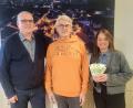 Bild: Museum Pfreimd/exb
Bernhard Ostler (Bildmitte) überreicht die Spende an Bürgermeister Richard Tischler und an Museumleiterin Carola Reul.