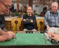 Bild: Uwe Hartmann/exb
Im Halbfinale 2024 boten sich Gastwirt Josef Scherm (links) und der spätere Turniersieger Stephan Gebert (rechts) aus Brandenburg ein spannendes Duell. Frank Kleophas und Peter Bohn (hinten, von links) schauten aufmerksam zu.