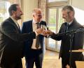 Bild: Gerhard Krones
Pfarrer Stefan R. Fischer, Bürgermeister Marcus Eichenmüller und Pfarrer Helmut Brügel (von links) stoßen beim Neujahrsempfang von Stadt und Kirchen gut gelaunt auf das neue Jahr an