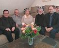 Bild: gis
Pfarrer Ferdinand Weinberger (links), Zweiter Bürgermeister Johannes Geisler (rechts) sowie Kirchenpfleger Manfred Prechtl (Zweiter von rechts) gratulierten Gisela und Herbert Bodisch zur Goldenen Hochzeit.
