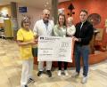 Bild: Claudia Kick, Kliniken Nordoberpfalz
Stationsleiterin Angelika Röschl und Chefarzt Dr. Fritz Schneble (von links) sind dankbar für einen 800-Euro-Scheck, den sie von Lisa und Heiko Zeus für die Frühchenbetreuung in der Kinderklinik erhielten.