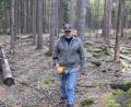 Bild: Ann-Kathrin Primitz
Harald Primitz hat einen Flugzeugabsturz im Zweiten Weltkrieg erforscht. Mit einem Metallsuchgerät hat er Teile der Maschine im Wald gesucht.