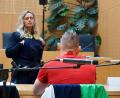 Bild: jut
Der Hauptangeklagte, der unter anderem seine schwangere Frau geschlagen hat, wird von einer Polizistin bewacht.