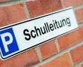 Bild: Hauke-Christian Dittrich/dpa
Schulleitungen haben einige Privilegien wie teils einen eigenen Parkplatz, aber auch viel Arbeit (Symbolbild).