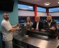 Bild: mrr
Nico Mehringer (links) betreibt nun das Seven-Diner im ehemaligen Riedener Bad-Café. Den Freibadkiosk bewirtschaften weiter Carola und Johannes Baldauf (Zweite von links und rechts). Bürgermeister Erwin Geitner (Zweiter von rechts) freut sich über diese Doppellösung.