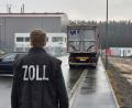 Bild: Hösamer
Ein Zollfahnder in der Oberpfalz. Wegen eines Müllskandals in Tschechien wurde ein Unternehmen aus der Region durchsucht.