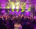 Archivbild: Markus Werner/exb
Das erste Blitzkonzert des Vereins Abenteuer Kultur fand 2022 in der Aula der Erbendorfer Grund- und Mittelschule statt. Über 50 Musikerinnen und Musiker waren damals dabei.