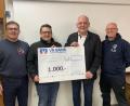 Bild: hdk
Die Kommandanten (von links) Sven Zocher (Auerbach), Daniel Kederer (Kürmreuth-Hannesreuth) und (rechts) Wolfgang Platzer (Königstein) nahmen die Spende von Klaus Hafner erfreut entgegen.