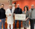 Bild: Friedrich Peterhans, Kliniken Nordoberpfalz/exb
Freude über einen 1200-Euro-Scheck, den Norbert Spies aus Kemnath (Mitte) mitgebracht hat. Weidens Klinikdirektor Timo Sonntag, Kinderklinik-Chefarzt Dr. Fritz Schneble, Bunter-Kreis-Leiterin Marina Luttels und Kemnaths Bürgermeister Roman Schäffler danken stellvertretend für Jan-Noah für diese Geste.