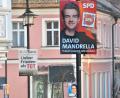 Bild: Petra Hartl
Wahlkampf auch in der Sulzbacher Innenstadt. Wer genau hinsieht, kann auf diesem Bild insgesamt vier Plakate von SPD, die Basis, Freie Wähler und CSU erkennen.