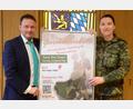 Bild: Kunz
Oberbürgermeister Jens Meyer und Oberstleutnant Hekja Werner stellen das Programm des Garnisonsballs vor.