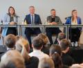 Bild: Wolfgang Steinbacher
Die Landtagsabgeordneten (von links) Laura Weber (Grüne), Harald Schwartz (CSU), Bernhard Heinisch (Freie Wähler) und Nicole Bäumler (SPD) stellten sich im Anschluss an ein Demokratie-Planspiel den Fragen von 70 Elftklässlern des HCA-Gymnasiums.