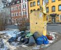Bild: Matthias Bäumler/fph
Kein schönes Bild: Unbekannte Müllfrevler werfen ihre Säcke mit Altkleidern einfach neben den Container in den Schnee