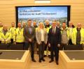 Bild: Mirko Streich, Stadt Tirschenreuth/exb
Bürgermeister Franz Stahl mit stellvertretender Kämmerin Eva Kastl und Stadtwerkeleiter Thomas Kraus (vorne, von rechts) nach der Vertragsunterzeichnung im Sitzungssaal des Rathauses II. Dahinter sind die Stadtwerkemitarbeiter Markus Franz (Leiter Wasserversorgung), Michael Voith, Markus Baader, Dieter Gleißner, Karl Schwägerl, Dietmar Grüner, Ralph Sailer, Tobias Schwägerl (Leiter Stromversorgung), David Markkowski, Thomas Schüßler, Harald Fehr und Michael Fiedler zu sehen.