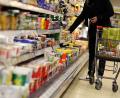 Bild: Oliver Berg/dpa
Im Supermarkt ist vieles teurer geworden.
