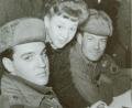 Archivbild: Sepp Müller Anderl
Da drückte der Lokalreporter Sepp Müller auf den Auslöser: Elvis Presley (links) zusammen mit einem weiblichen Fan und einem Armeekameraden am 5. Februar 1960 im Hirschauer Gasthaus Goldenes Lamm.