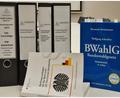 Bild: Stephan Huber
Aktenordner und Gesetzesbücher liegen im Kreiswahlausschuss im Amberger Rathaus bereit. Elf Personen treten für den Stimmkreis 231 Amberg zur Bundestagswahl als Direktkandidaten an. Drei Parteien mussten zuvor Unterstützungsunterschriften sammeln.