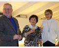 Bild: Hirsch
Oberbürgermeister Andreas Feller verlieh Gabi Beer (rechts) und Ilona Schnurer (Mitte) die Ehrenamtskarte in Gold und würdigte bei einem Glas Sekt das Engagement der beiden Damen im Kanu-Club Schwandorf.