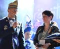 Bild: u
„Die Narrhalla Hirschau ist ihr Werk“, würdigt LVO-Präsident Michael Meisinger (links), als er Regina Merkl (rechts) beim Narrhalla-Jubiläumsball den „Jubiläumsorden 44 Jahre LVO“ überreicht.