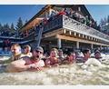 Archivbild: Florian Miedl/fph
Eine Gruppe Hobby-Eisbader wagt beim Eisbade-Event am Fichtelsee den Gang ins kalte Wasser, angefeuert und fotografiert von zahlreichen Zuschauern auf der Terrasse des Waldhotels Fichtelsee.