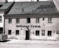 Archivbild: Sammlung Sepp Strobl
Das Gasthaus Goldenes Lamm, von der Ostseite, Klostergasse 2, gesehen: Diese Aufnahme des Hirschauer Gasthauses, in dem einst Elvis Presley einkehrte, stammt aus dem Archiv von Stadtheimatpfleger Sepp Strobl und entstand 1960.